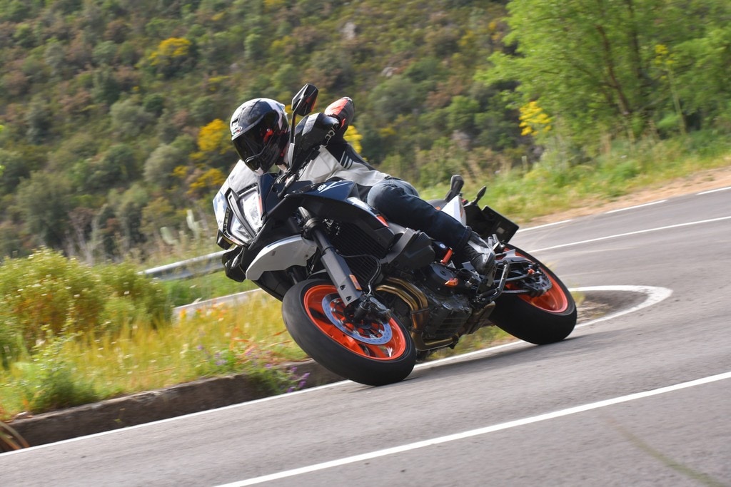 KTM 890 SMT, la prova: una nuova moto da teppisti in città!